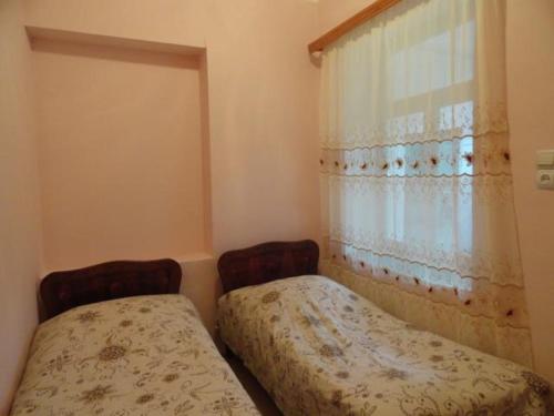 Postel nebo postele na pokoji v ubytování Manoni Ratiani's Guesthouse