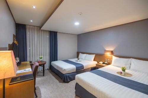 Ένα ή περισσότερα κρεβάτια σε δωμάτιο στο Benikea Hotel Jeju