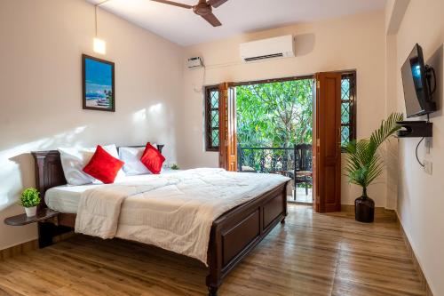 Ένα ή περισσότερα κρεβάτια σε δωμάτιο στο Villa Barbosa, 2 BHK Villa & Luxury Rooms near Colva, Sernabatim, Benaulim Beach