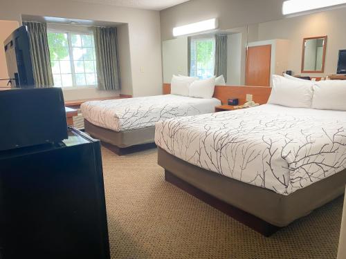 En eller flere senge i et værelse på Monument Inn & Suites