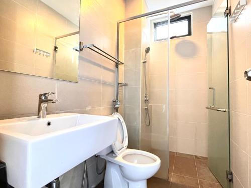 une salle de bain avec un lavabo et des toilettes dans l'établissement Sunset House-Atlantis Residence, à Malacca