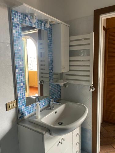 A bathroom at BILOCALE VISTA MARE CON POSTO AUTO