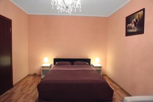 モスクワにあるApartment on Molodyozhnayaのベッドルーム1室(大型ベッド1台、ナイトスタンド2台付)