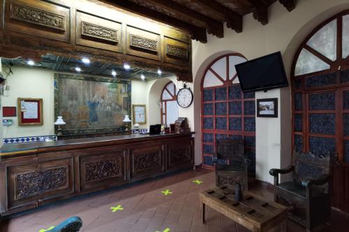 una grande camera con bar in un edificio di CAPITAL O Meson De La Fragua a Guanajuato
