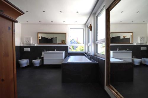 - une grande salle de bains avec 2 lavabos et 2 toilettes dans l'établissement Konstanzer Ferienwohnungen, à Constance