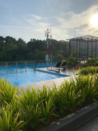 een groot zwembad met avationliest bij Family stay, sepang KLIA, free 2 parking&Unifi in Sepang