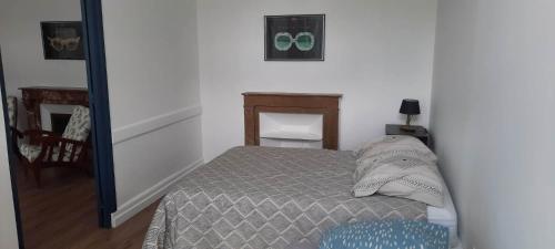 Dormitorio pequeño con cama y espejo en Les lunettes d'Oyo 2 en Oyonnax