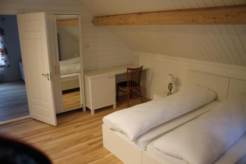 A bed or beds in a room at Kløver Hotel