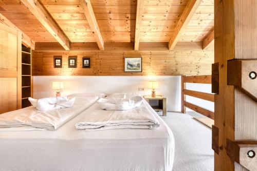 เตียงในห้องที่ Retrowohnung mit Bergpanorama by A-Appartments