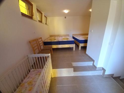 ein leeres Zimmer mit Treppen, Tisch und Stühlen in der Unterkunft Tubej B&B family room with terrase in Bohinj