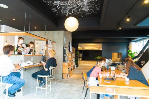弘前市オランドの二階的一群人坐在餐厅的桌子旁