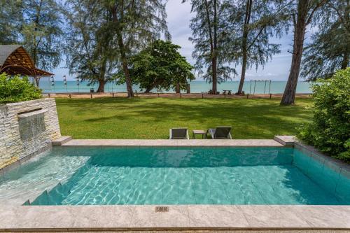 Bazén v ubytování Khaolak Emerald Beach Resort and Spa nebo v jeho okolí