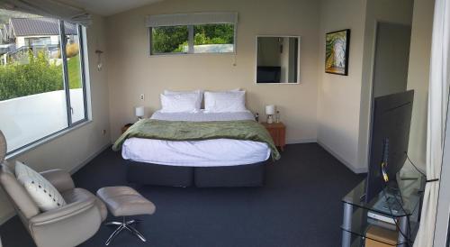 Ein Bett oder Betten in einem Zimmer der Unterkunft Belvedere Breath Taking Lake & Mountain Views