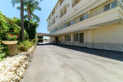an empty street in front of a building at Hotel La Mela in Varcaturo