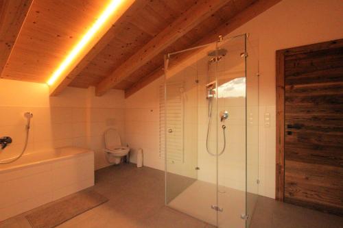 łazienka z prysznicem i toaletą w obiekcie Mountain Penthouse Top 8 & 9 w mieście Fügen
