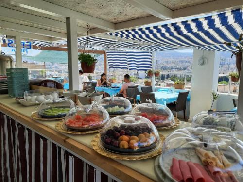 un buffet con molti piatti su un tavolo di Ephesian Hotel & Guesthouse a Kusadası