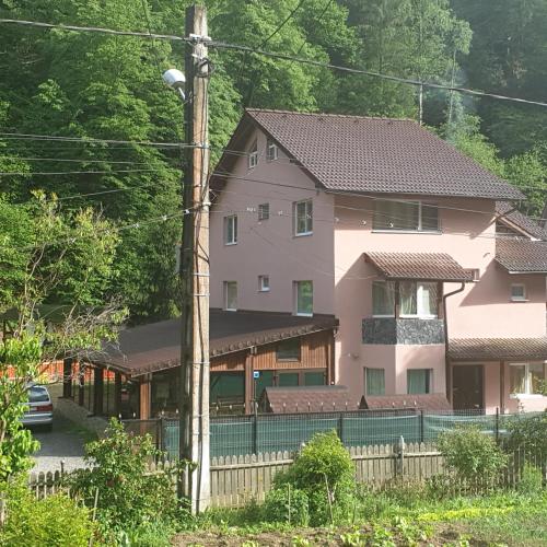 Edificio en el que se encuentra el hostal o pensión