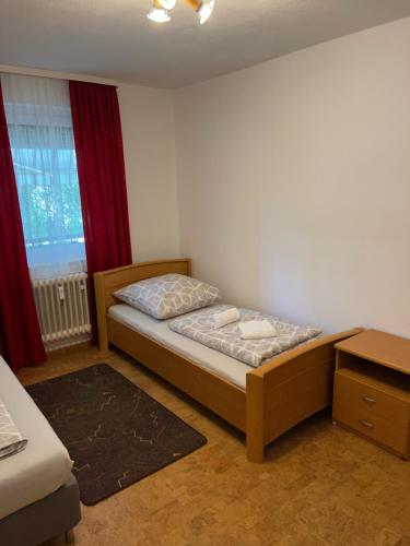 Esslingen am Neckar Württembergstraße 27 في Brühl: غرفة نوم صغيرة بها سرير ونافذة