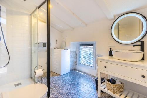 uma casa de banho com um lavatório e um espelho em Apartments Rose em Cres