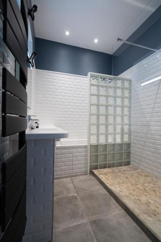 a bathroom with a shower and a sink at Hôtel The Originals Résidence de Rohan (EX RELAIS DU SILENCE) in Vaux-sur-Mer