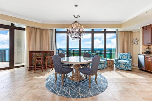 uma sala de jantar com mesa e cadeiras em The Oasis at Orange Beach Condos by Hosteeva em Orange Beach