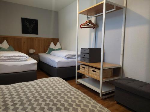 Zimmer mit 2 Betten und einem TV. in der Unterkunft Haus Adrian in Wald am Arlberg