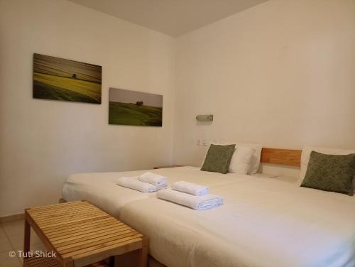 2 camas en una habitación con 2 toallas en Mandara - Country Lodging, en Urim