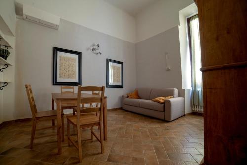 a living room with a table and a couch at Hotel Torre Guelfa Palazzo Acciaiuoli in Florence