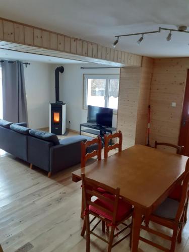 un salon avec une table et un canapé dans l'établissement Petite maison bien vivre au coeur de la montagne, à Grandes Sables