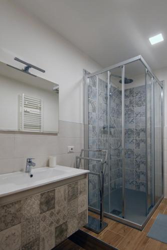 Un baño de Chalet 5 Laghi / LuxApt / Town Centre