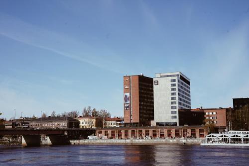 Výhled na řeku, která protéká v blízkosti hotelu