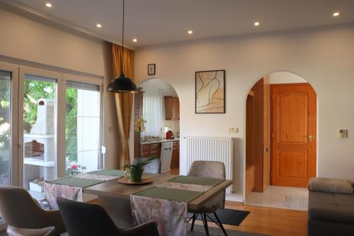 - une cuisine et une salle à manger avec une table et des chaises dans l'établissement Nyugi-Lak, à Lipót