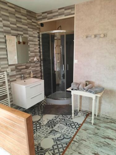 uma casa de banho com um lavatório, um WC e uma banheira em ô bout d'la Motte em Voillecomte