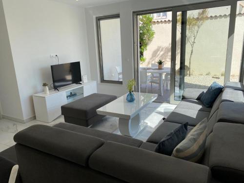 Televízia a/alebo spoločenská miestnosť v ubytovaní Luxury Two-Bedroom Apartment with Two Private Parking