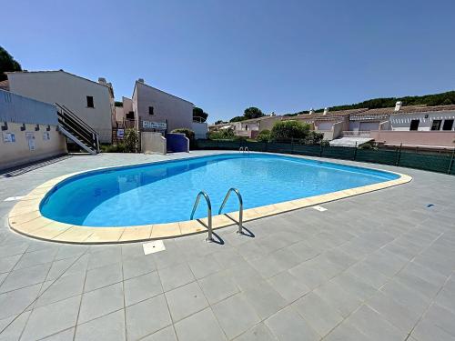 une grande piscine au milieu d'un patio dans l'établissement Appartement rénové tout confort avec piscine, au Cap d'Agde