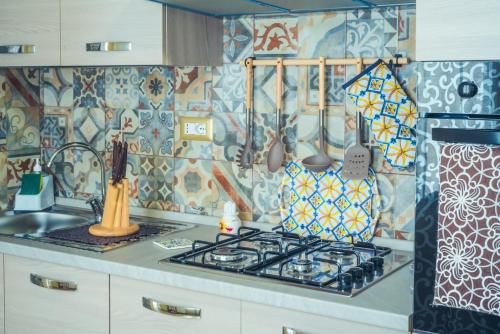 a kitchen with a stove and a counter top at La casa di Tina in Canicattini Bagni