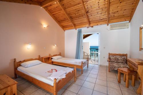 Posteľ alebo postele v izbe v ubytovaní Achillion Apartments & Studios