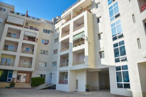 una imagen de un edificio de apartamentos en Flowers Apartments, en Golem