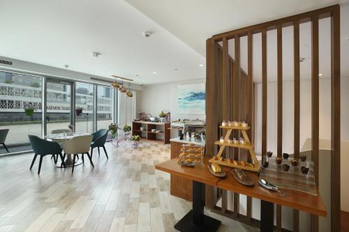 Una sala de estar con una mesa y un comedor. en Millennium Executive Apartments Mont Rose, en Dubái