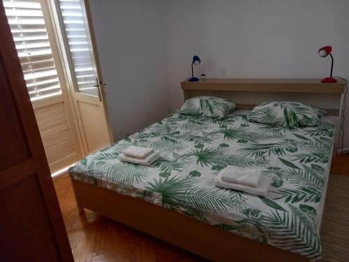 Ένα ή περισσότερα κρεβάτια σε δωμάτιο στο Kuća za odmor Ljubica Šibenik