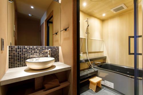 Kylpyhuone majoituspaikassa Gion Misen Furumonzen