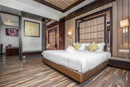sypialnia z dużym łóżkiem w pokoju w obiekcie Mahabir Palace w Katmandu