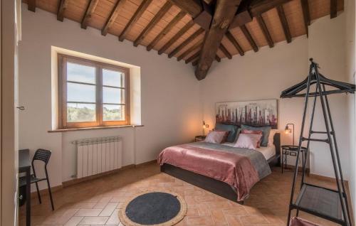 2 Bedroom Pet Friendly Apartment In Castelmuzio في كاستيلموتْسْيو: غرفة نوم بسرير ونافذة ومكتب