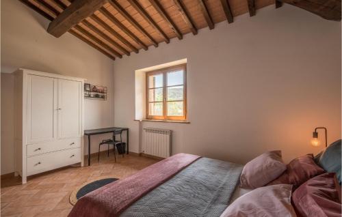 Postel nebo postele na pokoji v ubytování 2 Bedroom Cozy Apartment In Castelmuzio