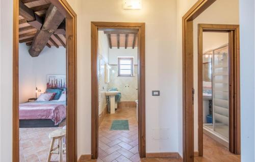 Postel nebo postele na pokoji v ubytování 2 Bedroom Cozy Apartment In Castelmuzio