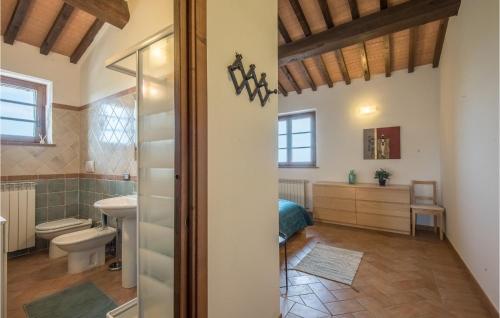 Kopalnica v nastanitvi 2 Bedroom Pet Friendly Apartment In Castelmuzio