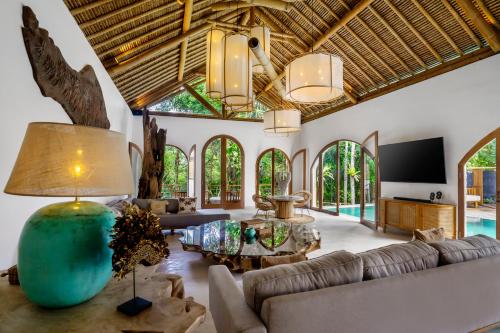 乌布Villa La Canopée by BaliSuperHost的客厅里有一张沙发和一张桌子。