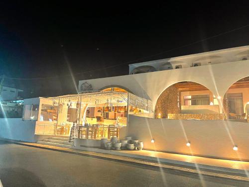 a building at night with lights on it w obiekcie Delfini Beach Hotel & Suites w mieście Archangelos