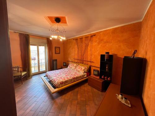 1 dormitorio con cama y ventana grande en The Stylish House, en Adrano