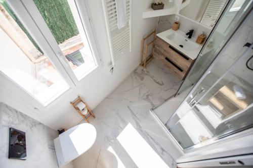 nad głową łazienki z umywalką i lustrem w obiekcie Montgolfiere Apartment by Connexion w Cannes